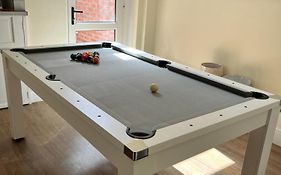4 Bedroom, Sleeps 8, 30 Seconds From Beach, Games Table